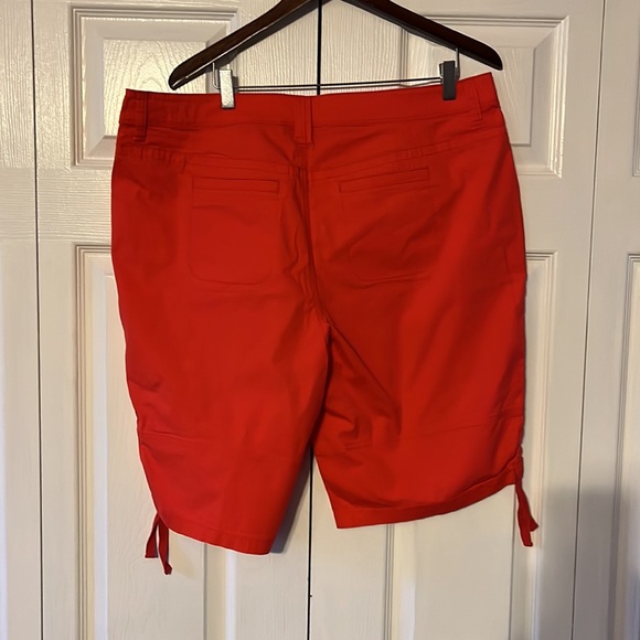 Red shorts - Picture 2 of 4